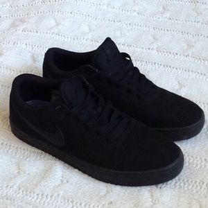 Black Nike sneakers. Size 8.5